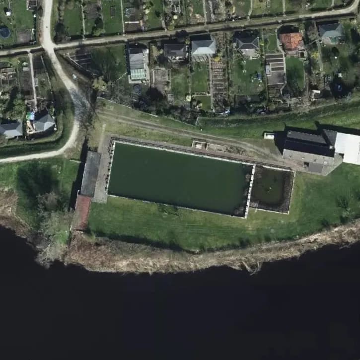 Verlaten Buitenzwembad
